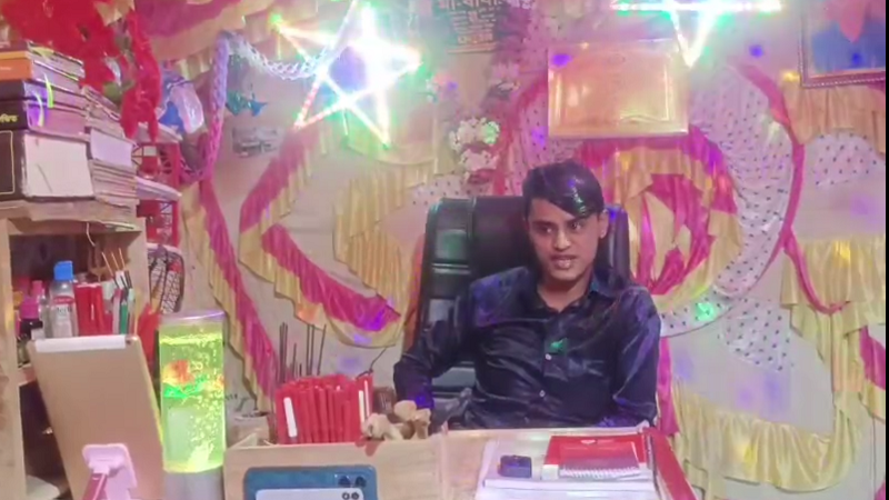 রিকশাচালক থেকে বৈদ্য, মাসিক আয় লাখ টাকা